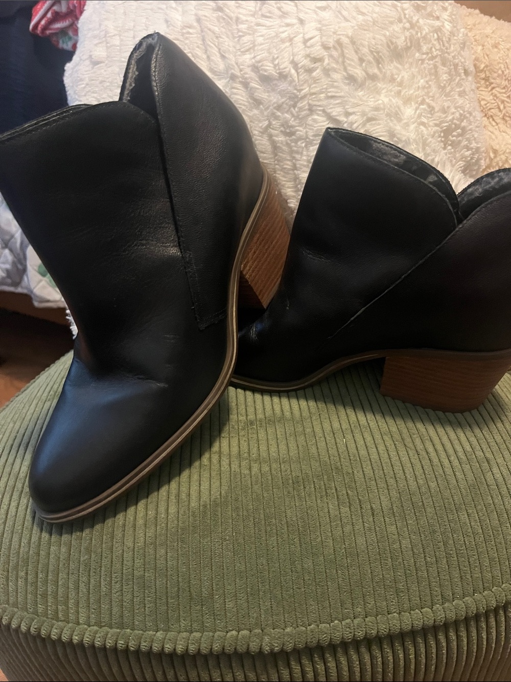 Jessica Simpson woman’s ankle boot with chunky heel  size 9 1/2